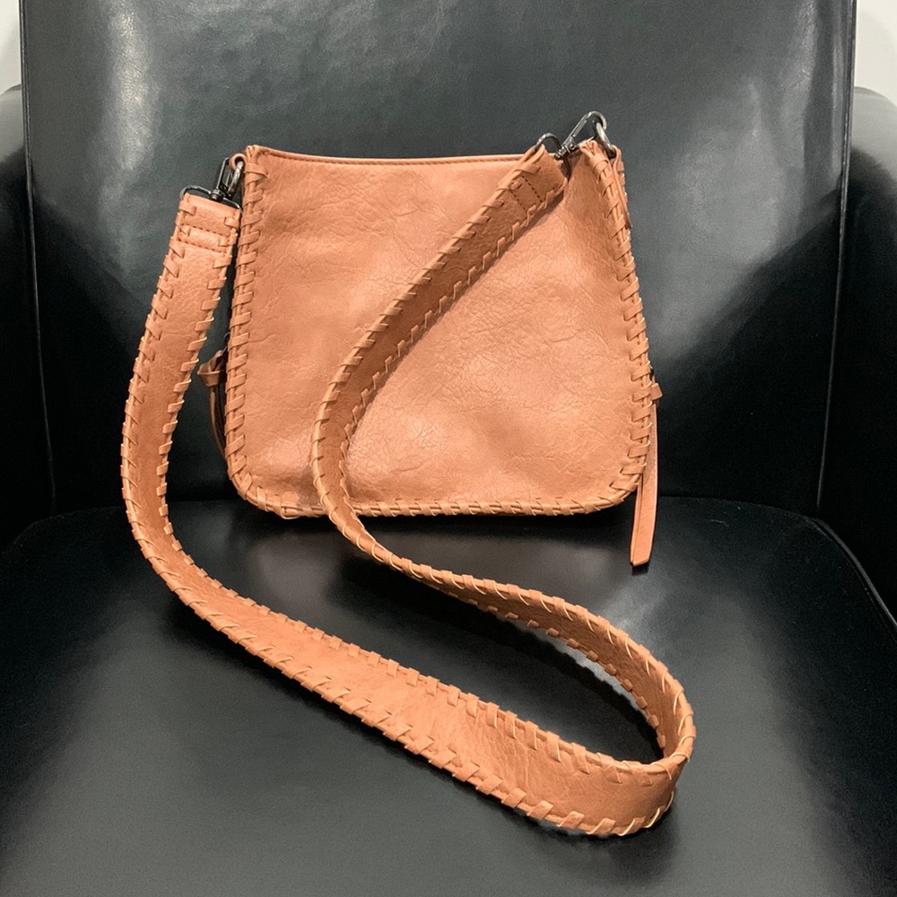BARELY WORN- CROSSBODY BAG